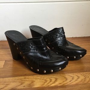 Classic black clog